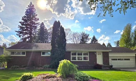 36671 Putnam St, Clinton Township, MI 48035: Country living in the City with 3 Bedroom Clinton Twp Ranch
